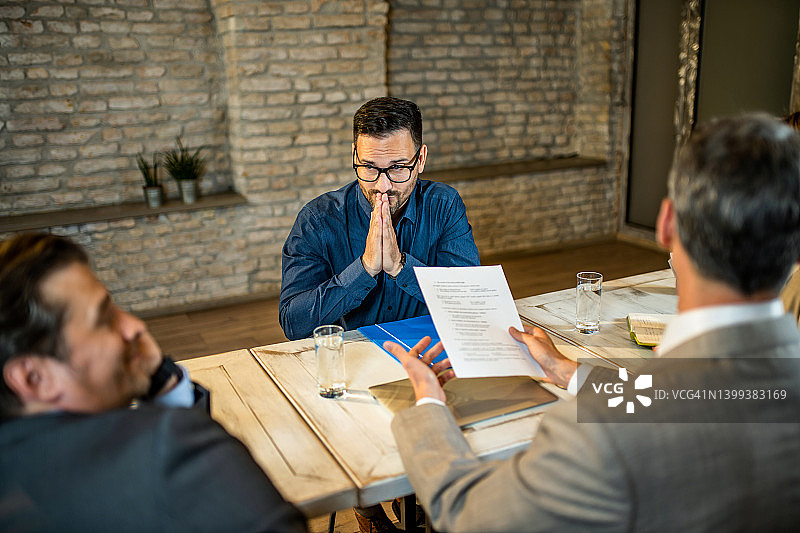 男人在办公室向人力资源团队求职图片素材