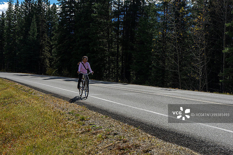 弓河谷大道骑行者图片素材
