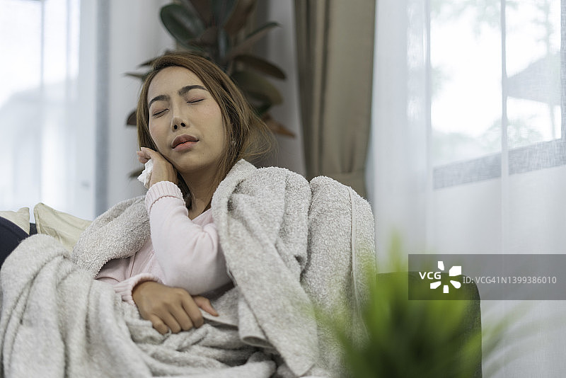 女人因感冒或流感生病在家图片素材