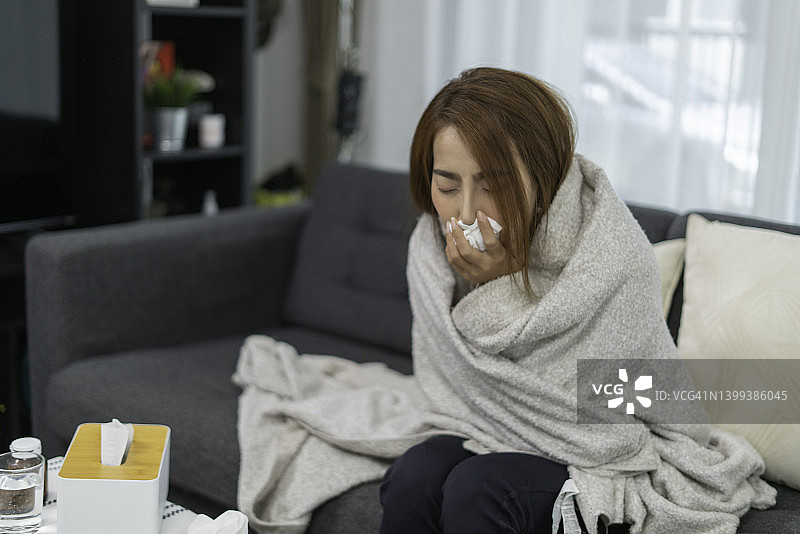 女人因感冒或流感生病在家图片素材
