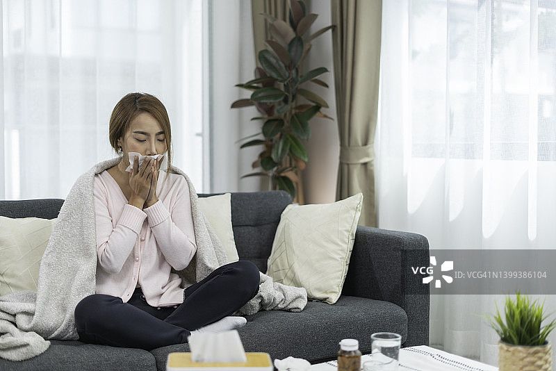 女人因感冒或流感生病在家图片素材