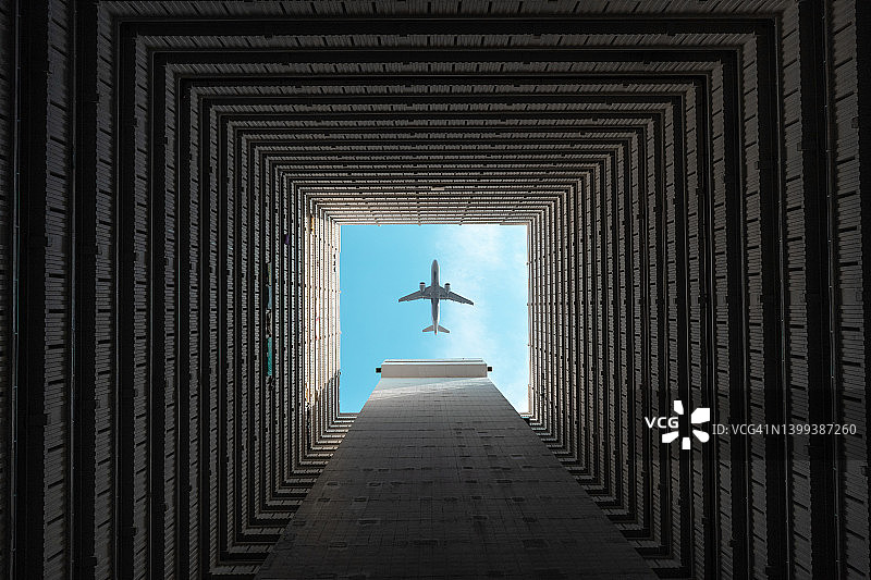 飞机飞越香港高楼大厦图片素材