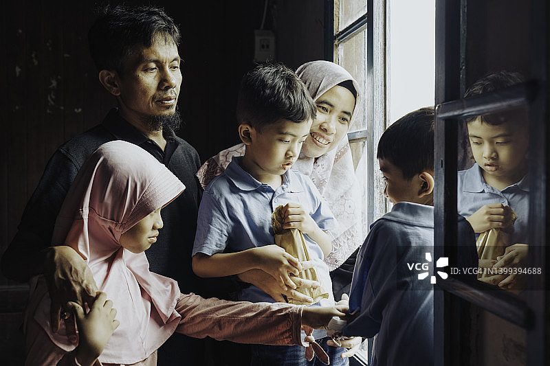 乡村穆斯林家庭肖像图片素材