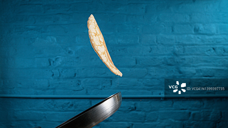 空中翻转的可丽饼图片素材