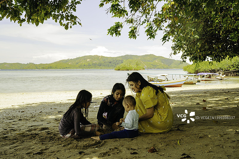 享受在沙滩上玩耍的家庭图片素材