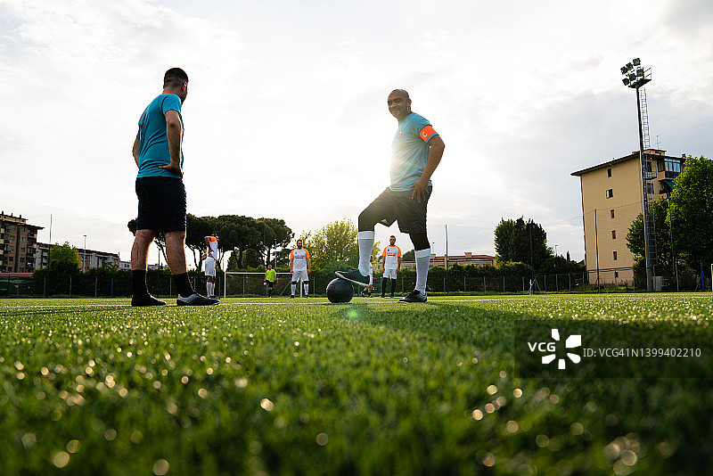 足球队准备比赛图片素材