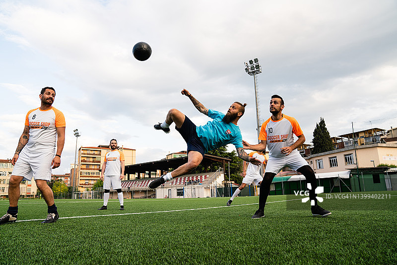 运动员在禁区内半高倒钩图片素材