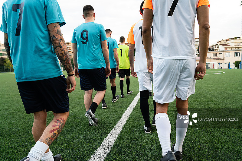 两支足球队入场比赛图片素材