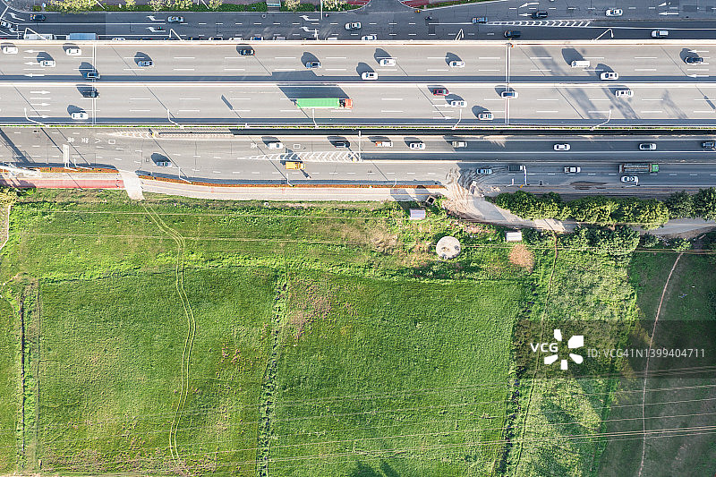 俯视角度拍摄的公路交通照片图片素材