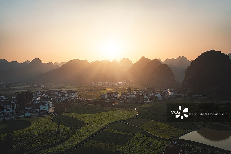 中国贵州万峰林村的日落照图片素材