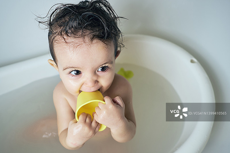 婴儿咬玩具图片素材