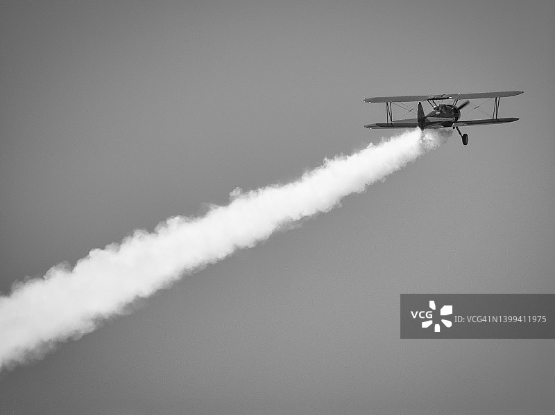 双翼飞机喷射烟雾图片素材