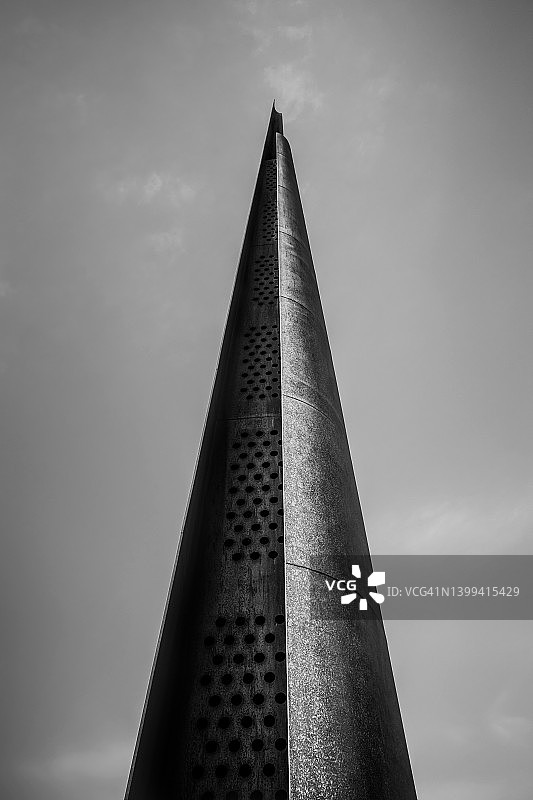 高耸的黑白钢梁图片素材