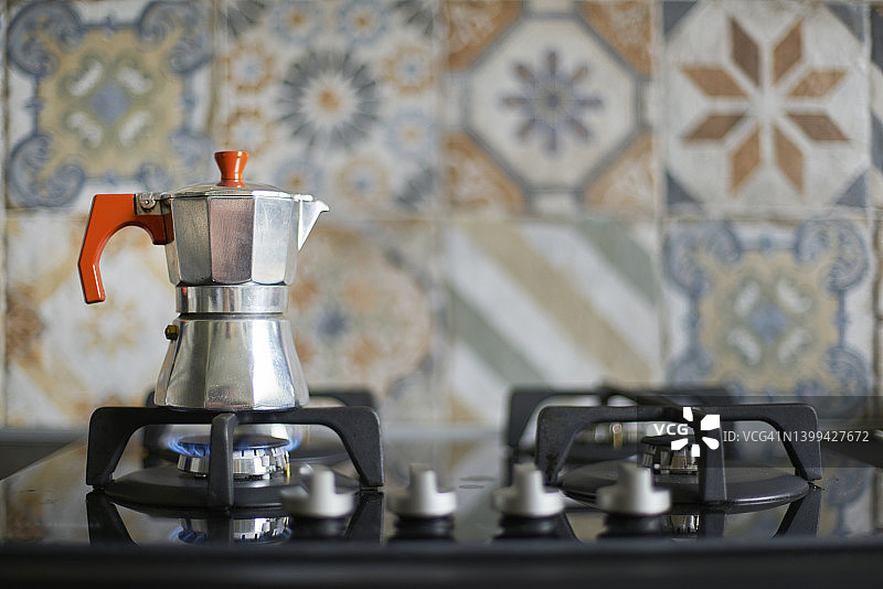 燃气灶上的摩卡壶图片素材