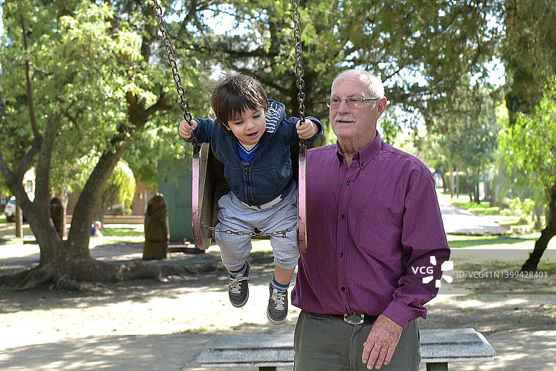 祖父在公园里和孙子孙女玩耍图片素材