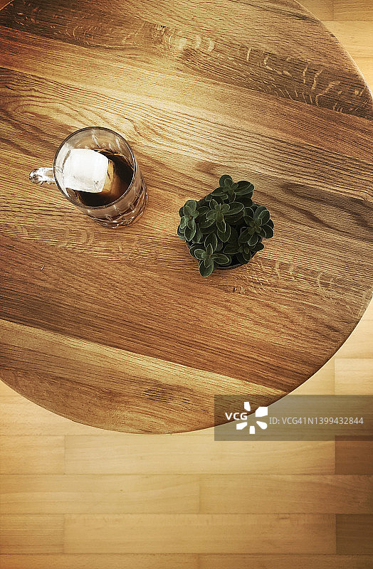 桌面上的冰镇饮品和植物图片素材