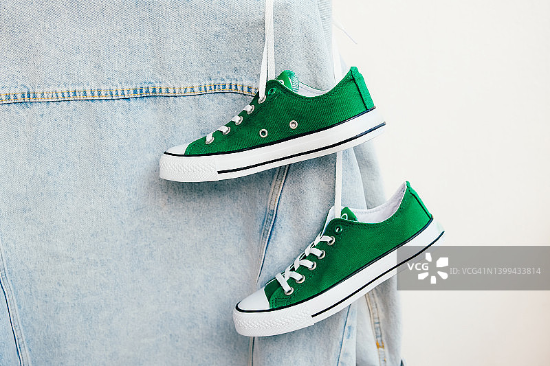 基础时尚服装搭配：牛仔夹克和运动鞋图片素材