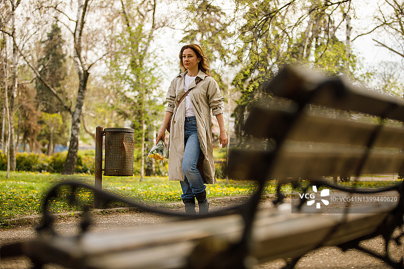在公园里散步，手捧一束黄色玫瑰的女人特写镜头图片素材