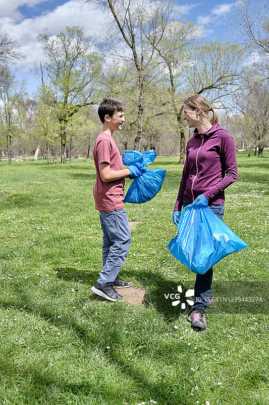 家庭志愿者在公园清理垃圾图片素材