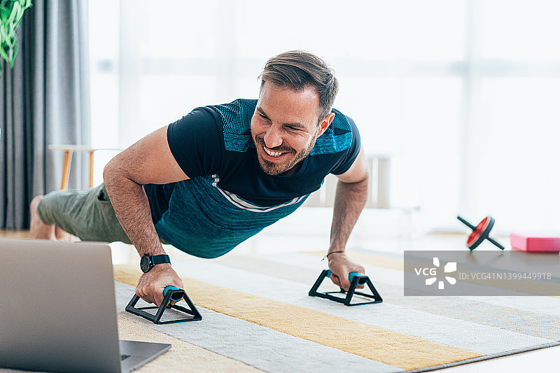 在家锻炼的年轻人图片素材