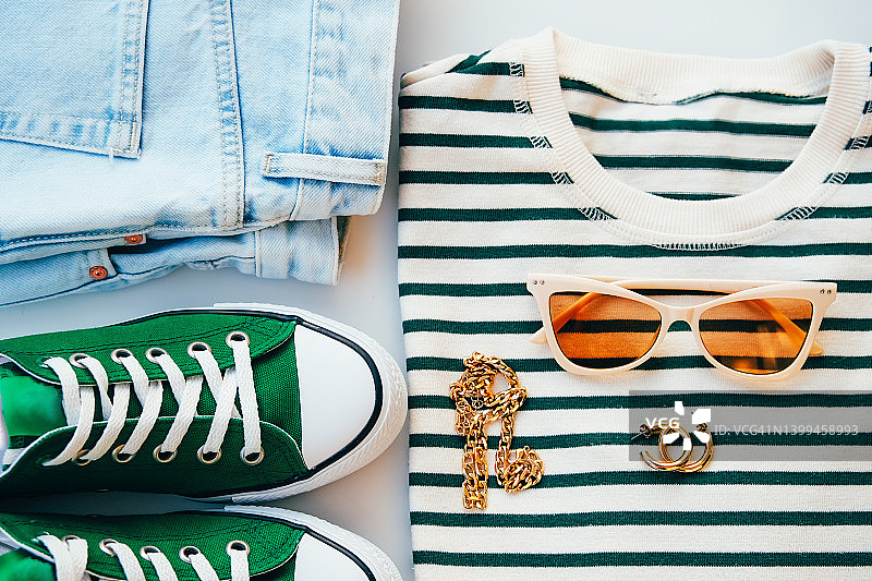 基础服装时尚搭配。牛仔裤、运动鞋、条纹衬衫和配饰。平铺，俯视图。图片素材