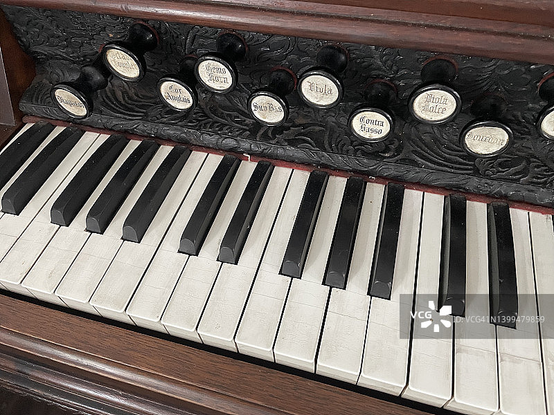 古典管风琴琴键图片素材