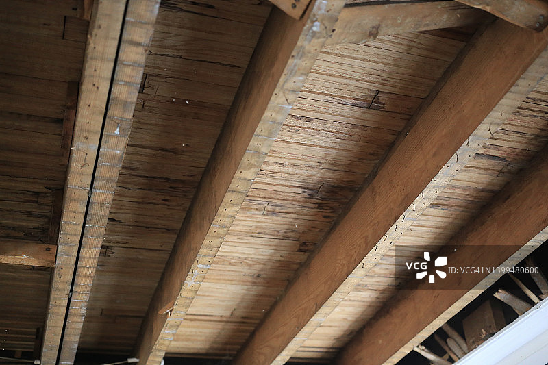 带有托梁和地板的裸露天花板图片素材