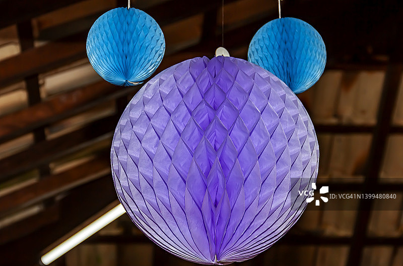 蜂巢式薄纸紫色球图片素材