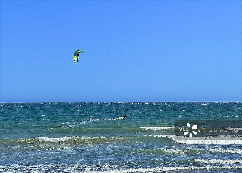 在太平洋马里布冲浪的男人图片素材