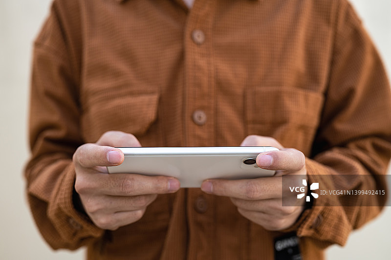 手中的手机。使用智能手机的特写图片素材