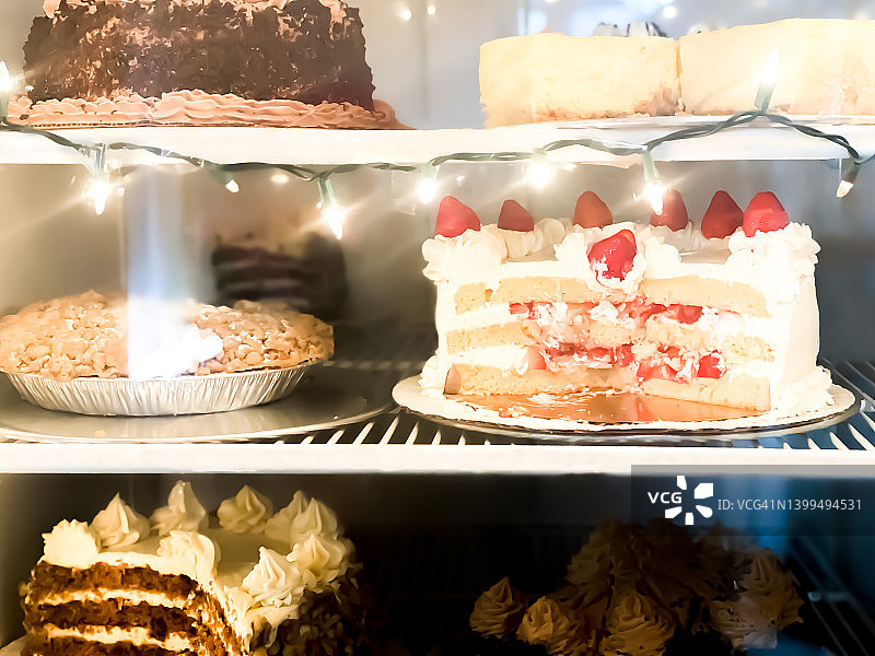 展示甜点选择的玻璃门冰箱图片素材