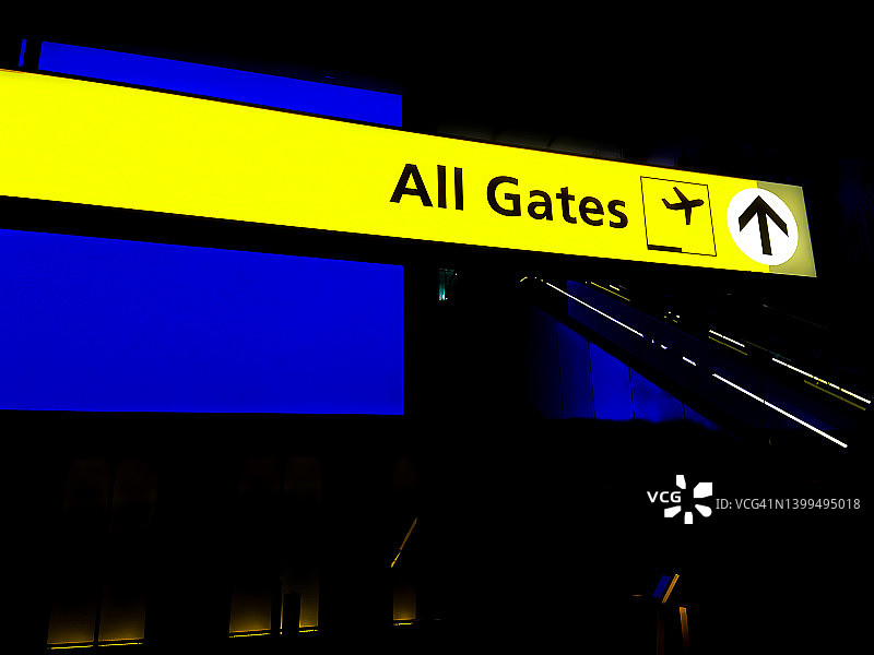 前往所有登机口的机场指示牌图片素材
