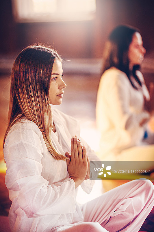 人们在瑜伽课程中冥想图片素材