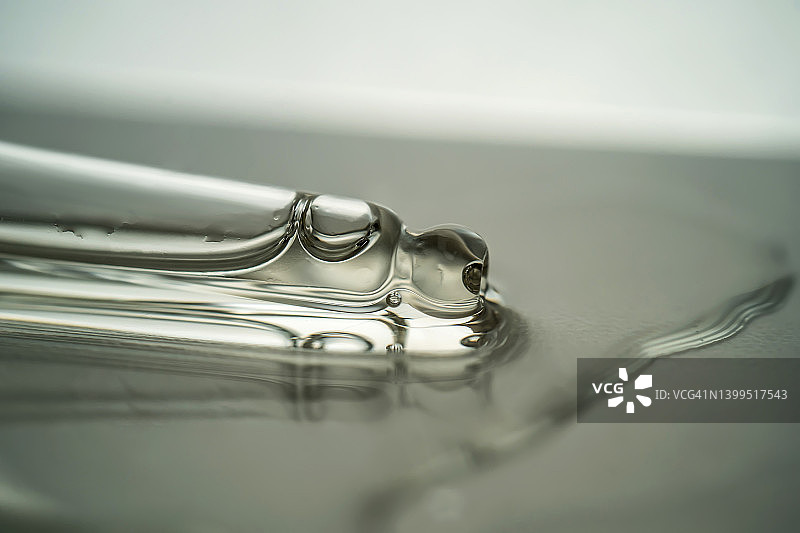 灰色背景上的化妆品滴管和精油或精华液图片素材