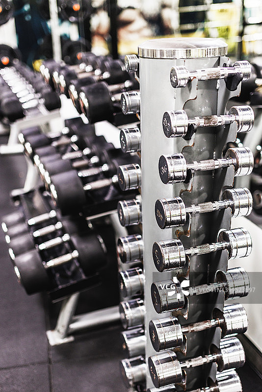 健身房里的哑铃图片素材