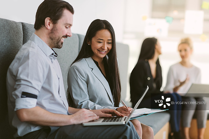 同事们在现代共享办公空间讨论计划图片素材