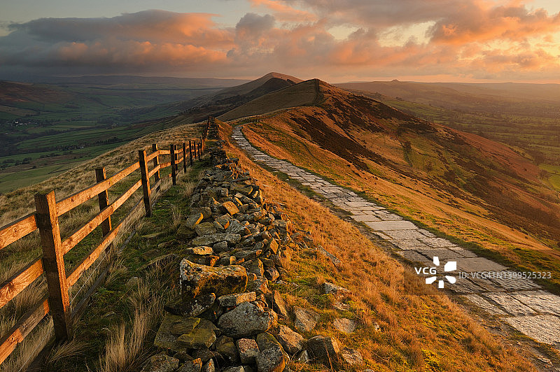 英国峰区国家公园Mam Tor大山脊的日出图片素材