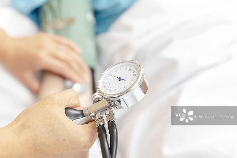 护士为病人量血压图片素材