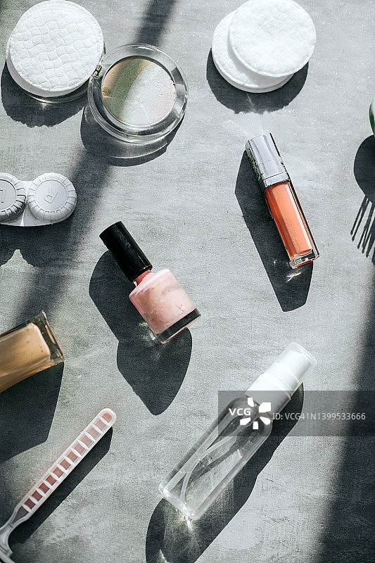 灰色背景下的各种化妆品，俯视图图片素材