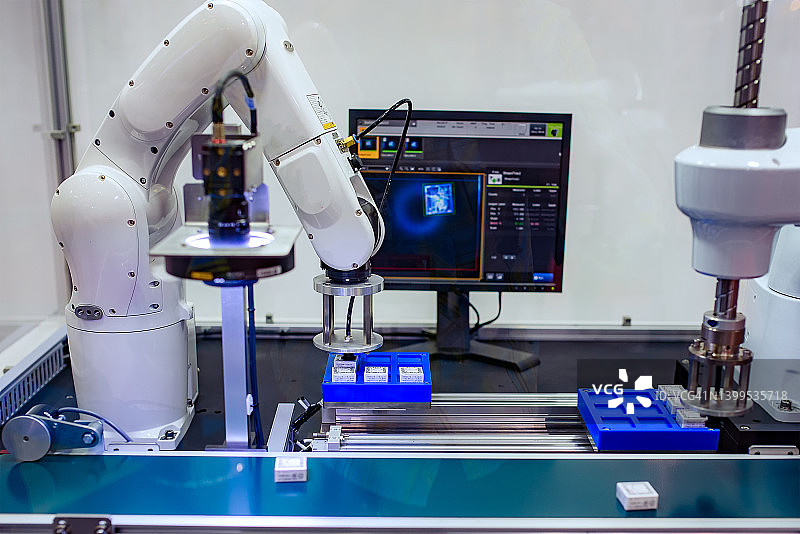 智能配送仓库中的AGV和机械臂自动化图片素材