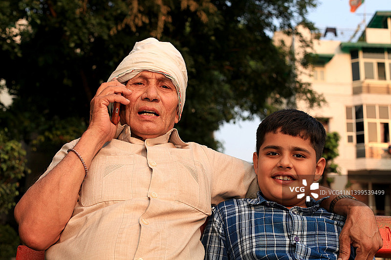 祖父和孙子的户外肖像图片素材