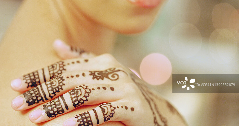 在水疗中心展示手上的曼海蒂或海娜纹身的女人。享受奢华健康水疗中心放松美容的一天图片素材