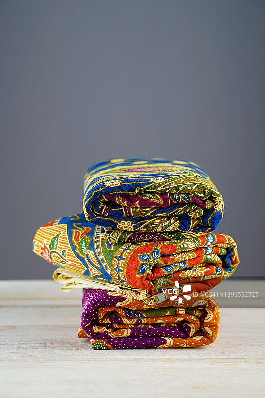 木桌上的卡因纱笼图片素材