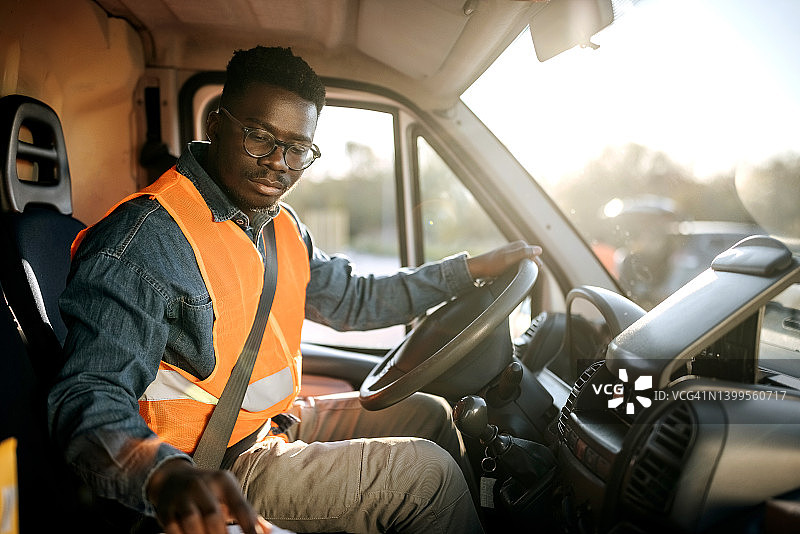 工作中年轻的送货司机图片素材
