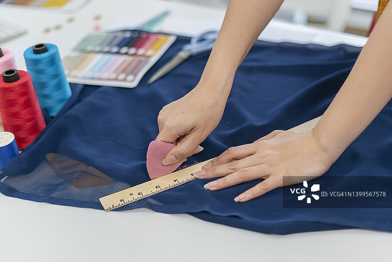 女设计师们正在思考如何创造出让顾客满意的产品图片素材