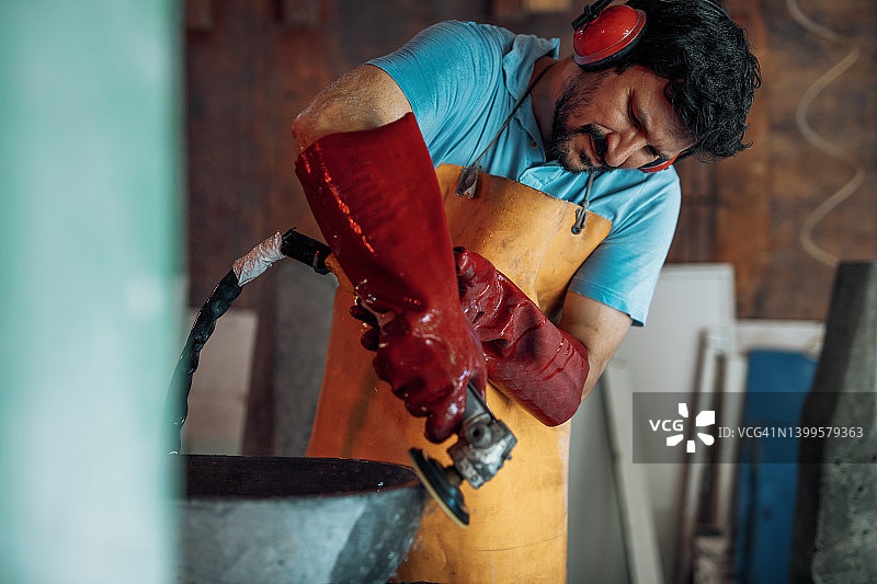 员工使用湿式钻机抛光石材和水磨石板图片素材