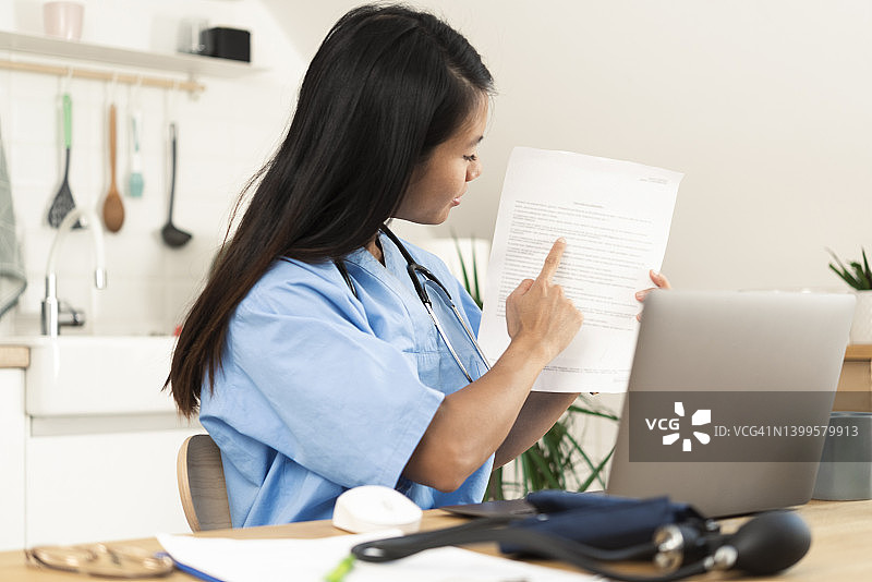 与患者进行在线沟通的亚洲女医生图片素材