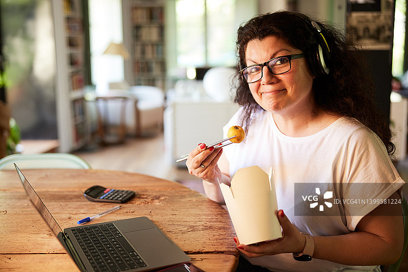 女子在中式外卖中发现意外食物图片素材