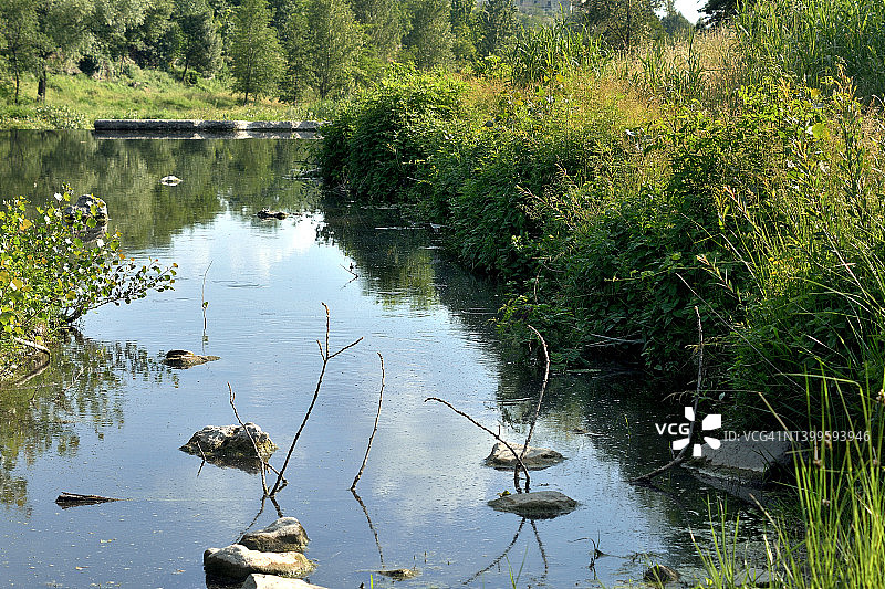 河边漫步图片素材