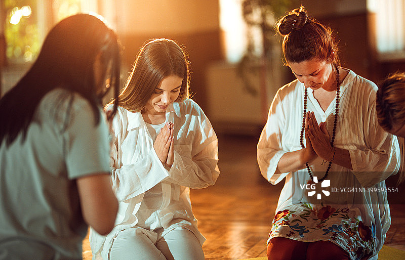 女性在室内练习冥想和祈祷图片素材